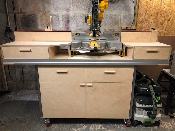 Station mobile pour scie à onglets