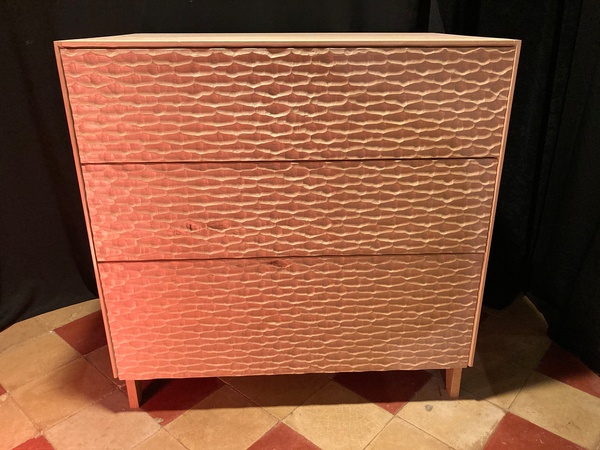 Commode à la facade sculptée