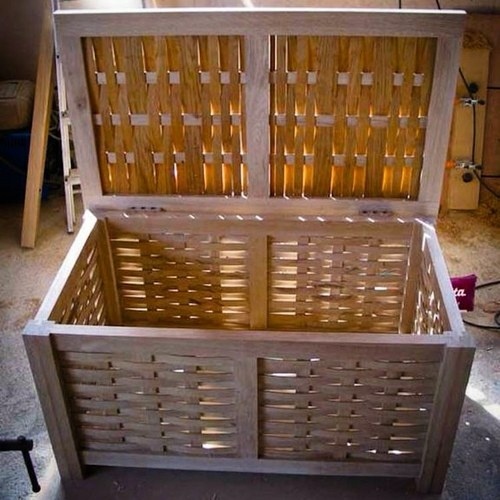 Coffre en chêne à panneaux tressés.