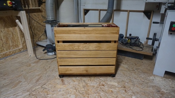 Servante pour outillage a main .