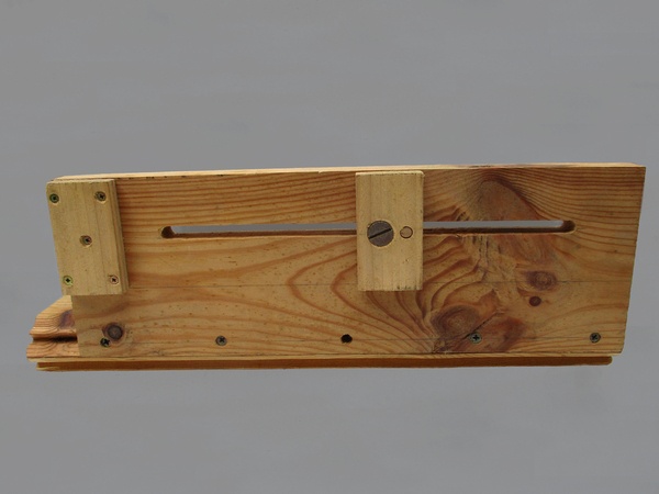 Poussoir de sécurité pour toupillage de  pièces courtes verticales ou horizontales