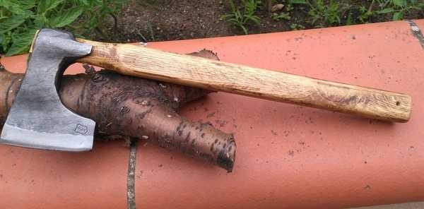 Le manche mesure 45 cm x 4 cm x 2,5 cm. Le fer fait 10 cm x 15 cm.