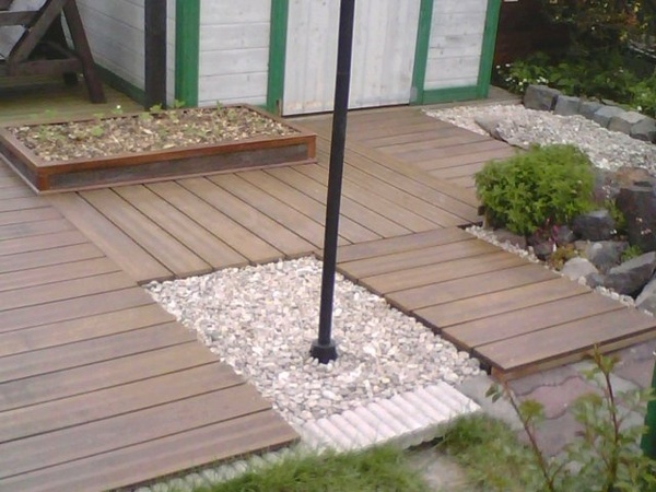 Petit passage en bois pour abris de jardin