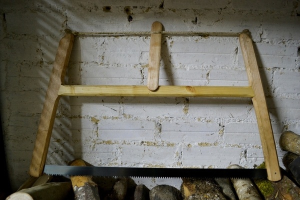 Cadre de scie à bûches sorti d'une bûche, sans machine