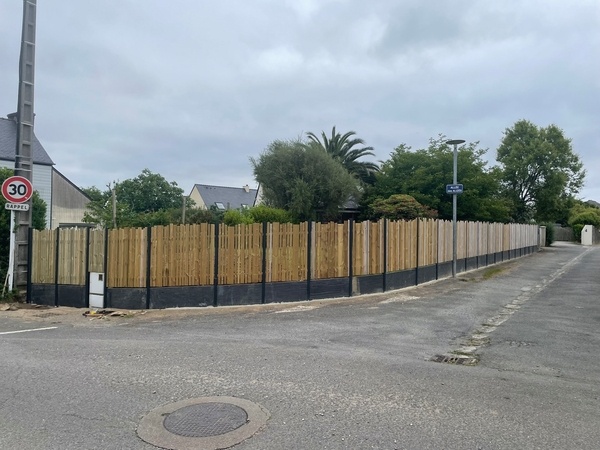 Clôture alu, palis d’ardoise et bois