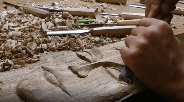 Un visage en chêne rouge .