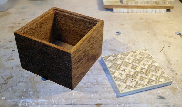 Boite et essai de motifs à partir de contreplaqué