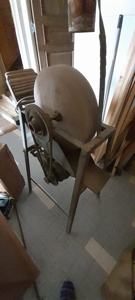 Ancienne meule a eau électrifiée