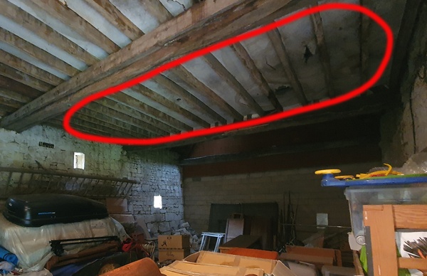 Les bastaings de la grange transformés en bureau (avec les moyens du bord)