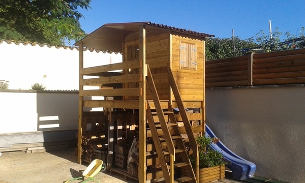 Cabane d'enfants avec stokage de bois