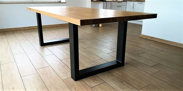 Table piètement métallique