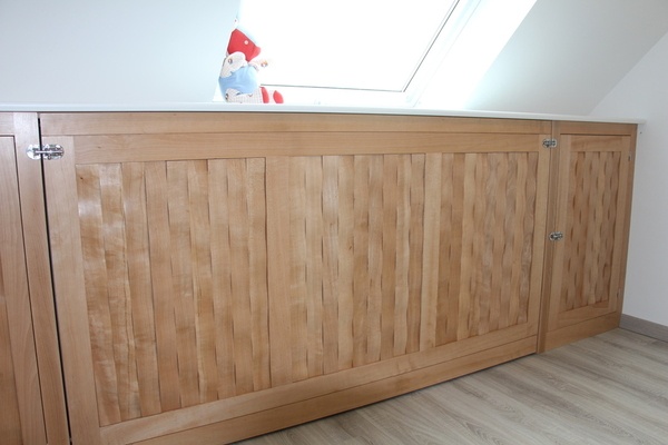 Lit escamotable avec portes en forme de vague