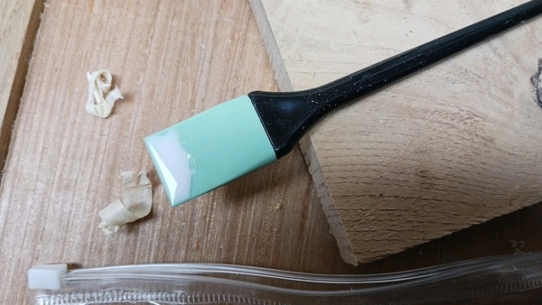 Pinceaux (cosmétique) pour étaler la colle