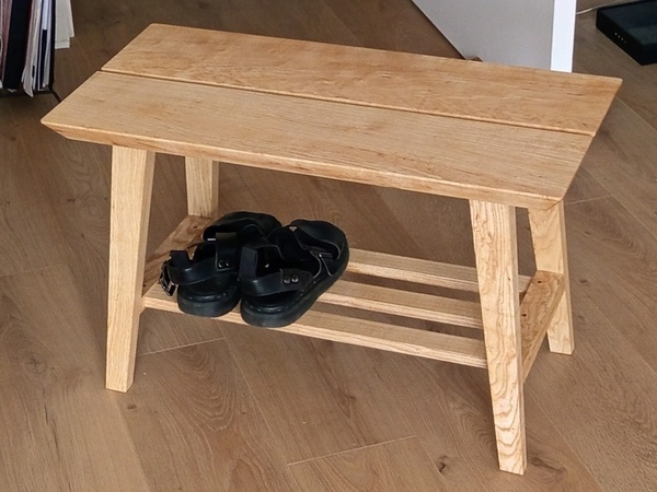 Petit banc en frêne aux outils à main