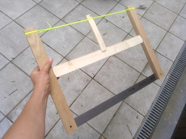 Une scie à cadre avec une lame pour tronçonner