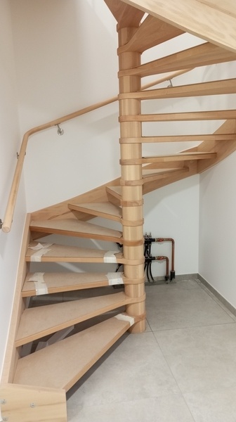 Main-courante murale débillardée