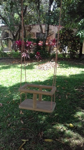 Balançoire pour bébé sous un manguier