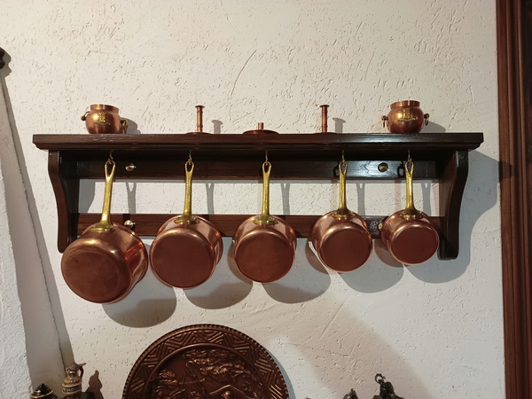 Un mini porte-casseroles bricolé vite fait.