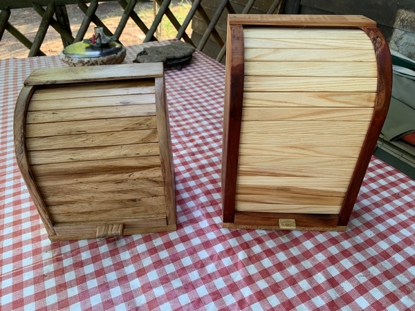 Des boîtes a œufs.