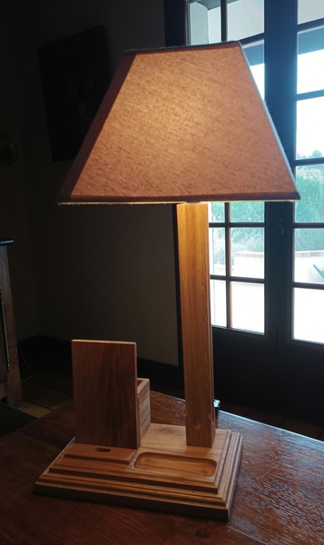 Une lampe de bureau bien organisée ou un organisateur de bureau éclairé