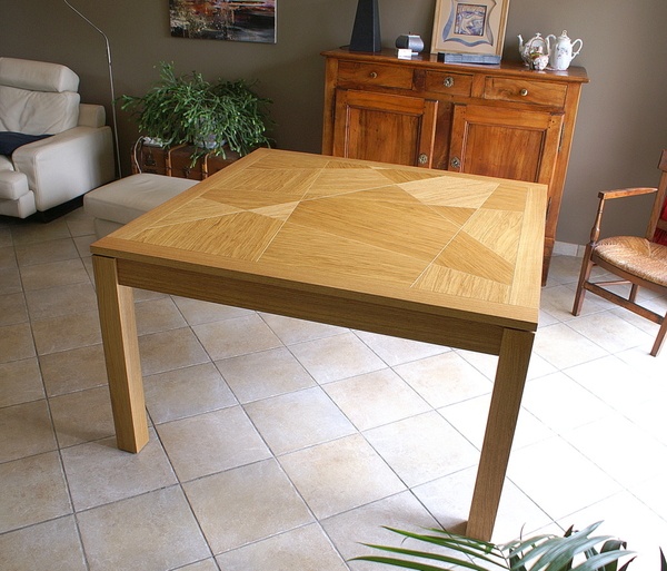 Une table carrée extensible toute en bois
