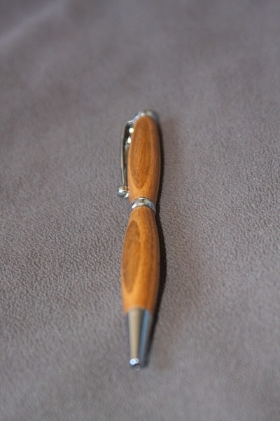 Un stylo en noyer