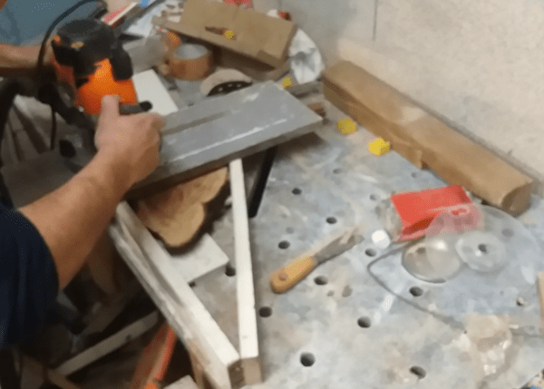 Planage d'une tranche de cade à la défonceuse