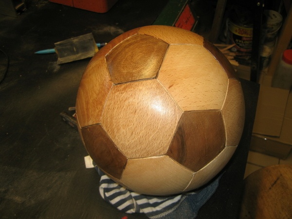 Ballon de foot en bois