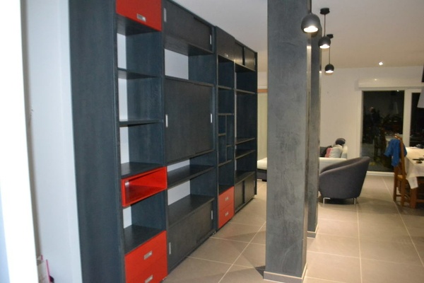 Une bibliothèque en frêne massif