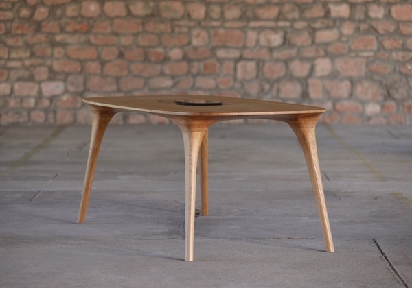 Table contemporaine sculptée en chêne