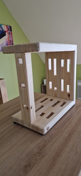 Petit chevet en sapin