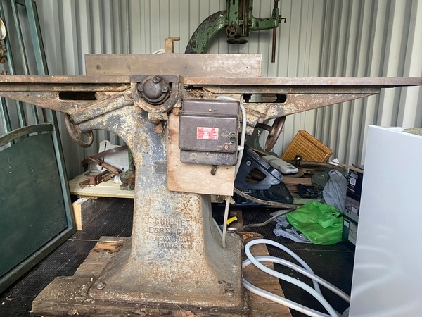 Lot 3 machines. 1scie à ruban 1dégau 1 perceuse colonne