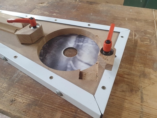 Le dibond, rigide et très fin (3mm), permet de ne pas trop limiter la plongée de la défonceuse