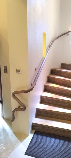 Main-courante murale débillardée avec fantaisie au départ