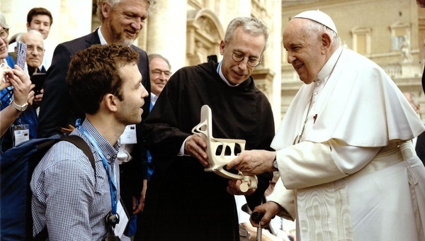 Un fauteuil roulant avec du bois de Notre Dame de Paris