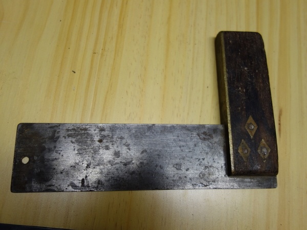 Belle équerre en palissandre