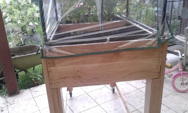 Jardiniere rehaussé d'une mini serre