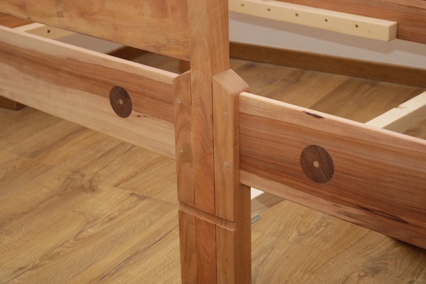 Lit cabane avec tiroirs et escalier