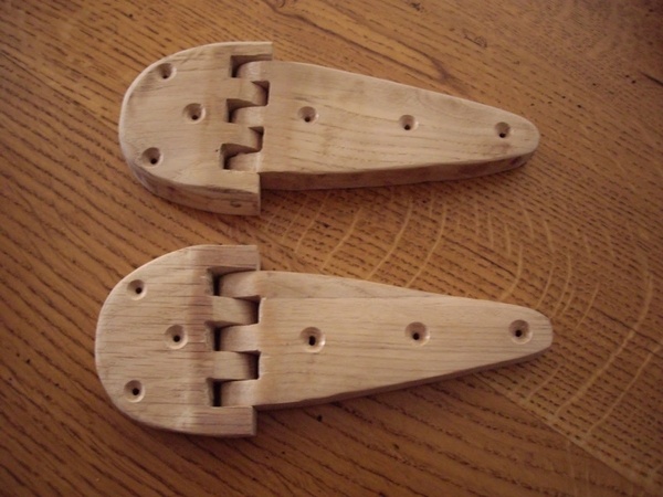 Charniéres en chêne pour meubles