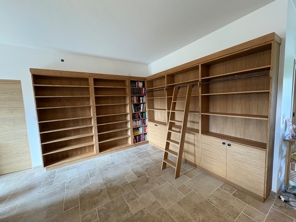 Bibliothèque chêne avec porte cachée