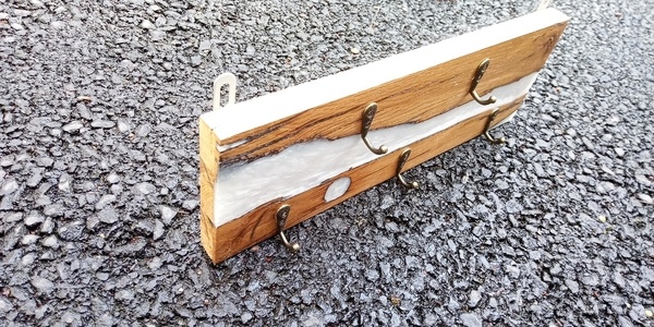 Porte clé en chene et epoxy