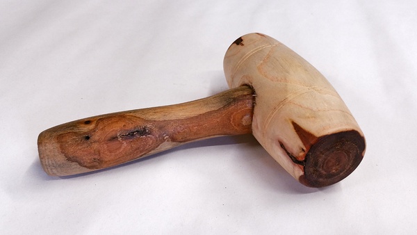 Petit maillet avec du bois de récupération