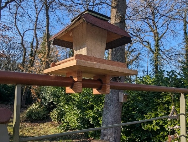Mangeoire posée sur une rambarde ronde !