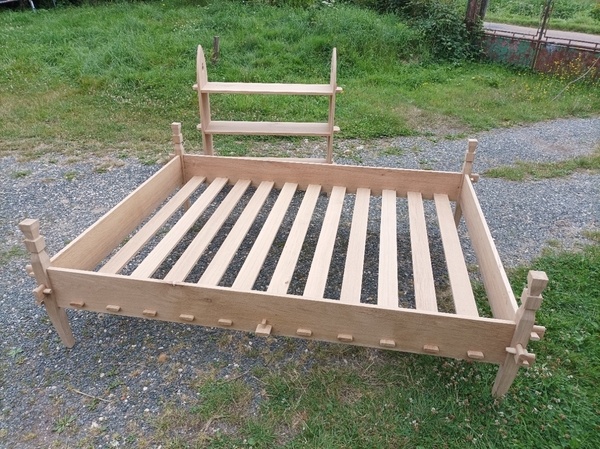 Lit et étagère de style médieval