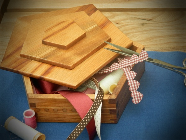 Petite boîte de rangement en merisier