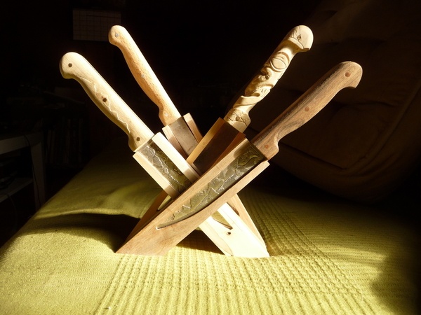 Support pour couteaux gravés