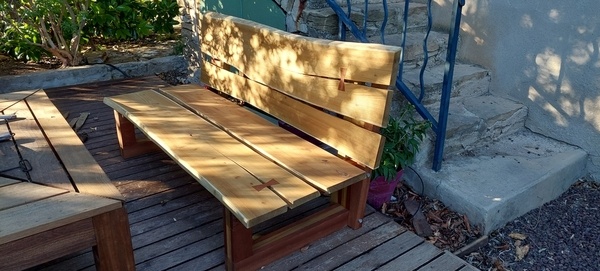 Un banc (presque) rustique