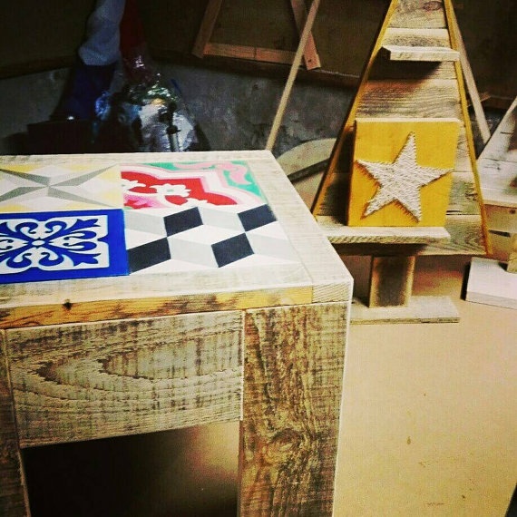 Table de salon en bois de récupération carreaux de ciment