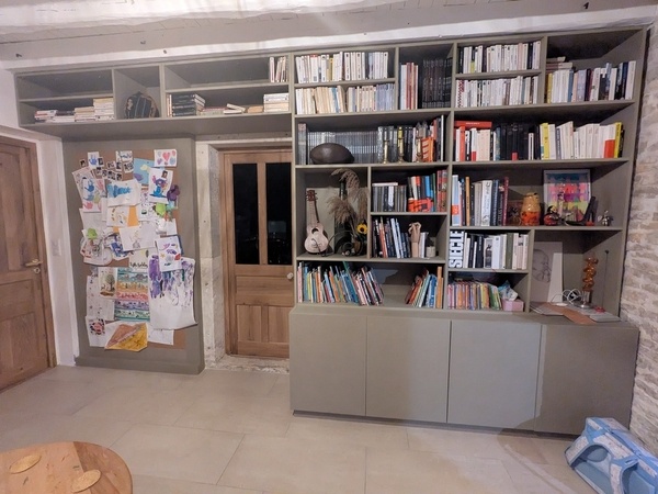 Bibliothèque géante en Valchromat kaki