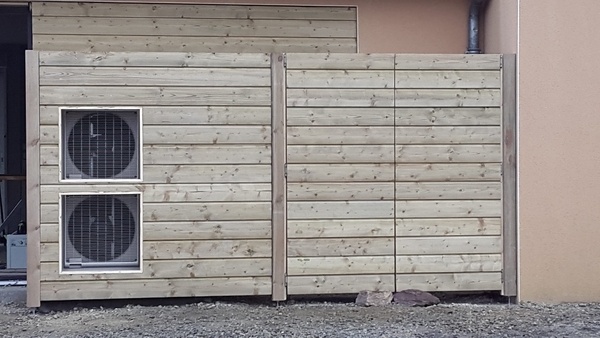 Dissimuler une pompe à chaleur et les poubelles